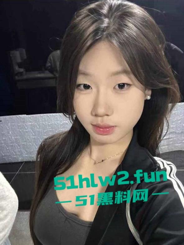 河南20岁骚货母狗【李琦】穿着黑丝连体情趣内衣大跳骚舞，露脸自慰的表情简直太骚了。-2