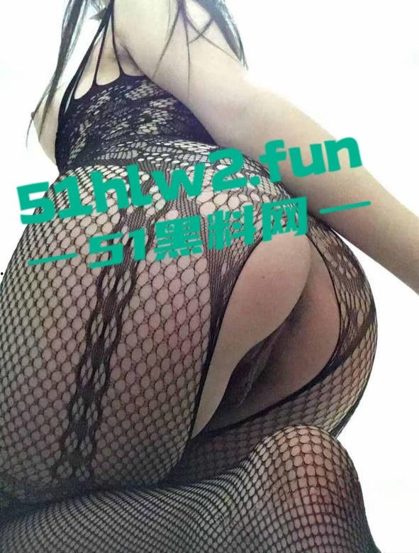 河南20岁骚货母狗【李琦】穿着黑丝连体情趣内衣大跳骚舞，露脸自慰的表情简直太骚了。-4