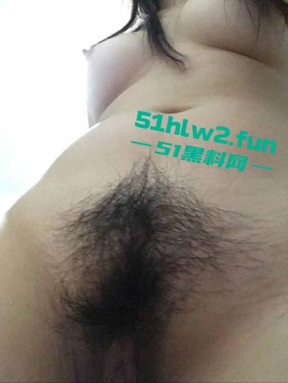 河南20岁骚货母狗【李琦】穿着黑丝连体情趣内衣大跳骚舞，露脸自慰的表情简直太骚了。-8