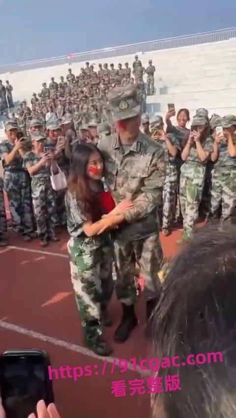 教官跪地表白女大学生抱住猛亲 相识不到半个月 成功忽悠单纯小女生！-4