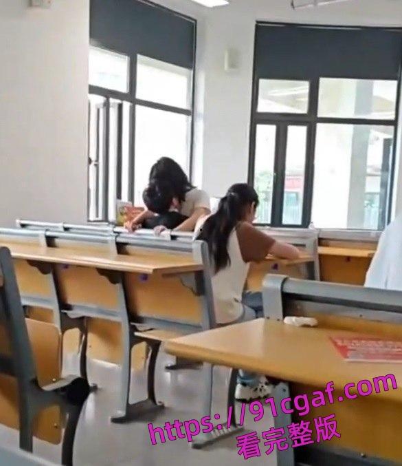 大学教室秒变偶像剧，学生情侣在课间休息时间在教室旁如无人调情亲热-1