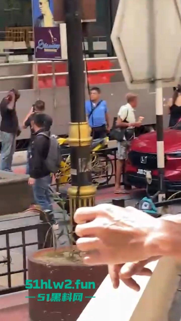 马来西亚男子酗酒吸毒恶魔buff叠满，致精神紊乱当街砍人，刺激的现场视频流出。-6