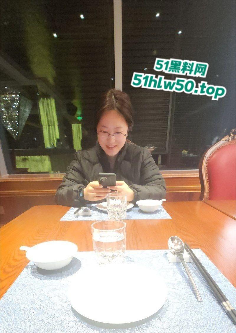 西南交通大学女研究生【吴欣遥】168cm肥臀大奶，深喉群P炮机SM全体验惊爆校园秘闻，真是学历越高玩的越花！-4