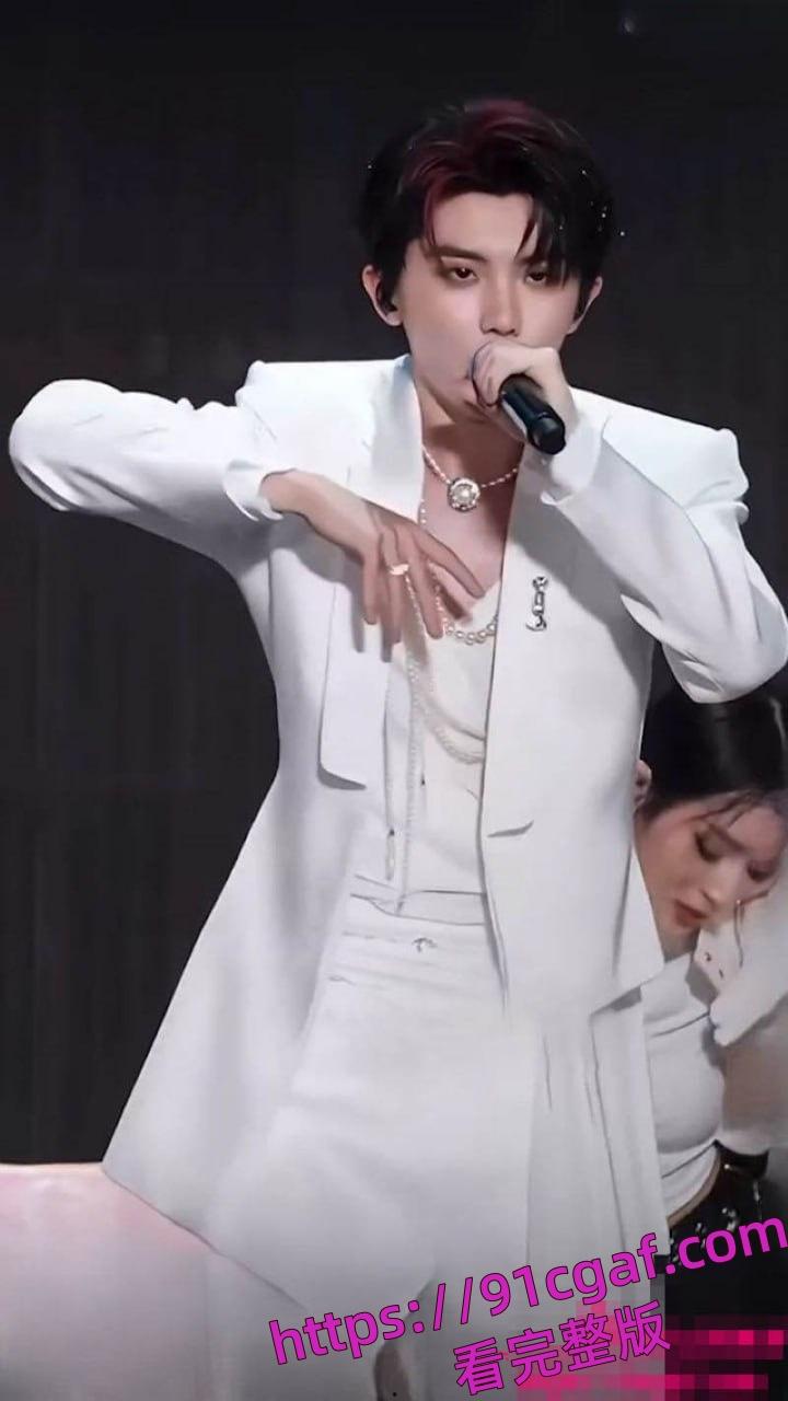 时代少年团马嘉祺女粉现场泪崩求爱 为补偿竟答应次日与粉丝激情做爱 火爆全网-2