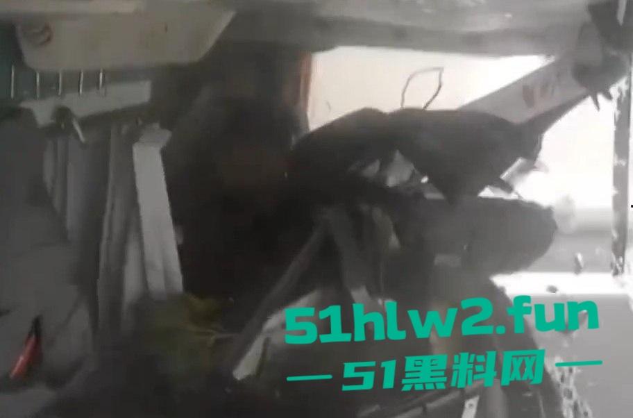 江西新余大巴司机神操作，低头摸东西，方向盘当摆设，乘客免费体验甩干模式，整车人陪他玩命！-3