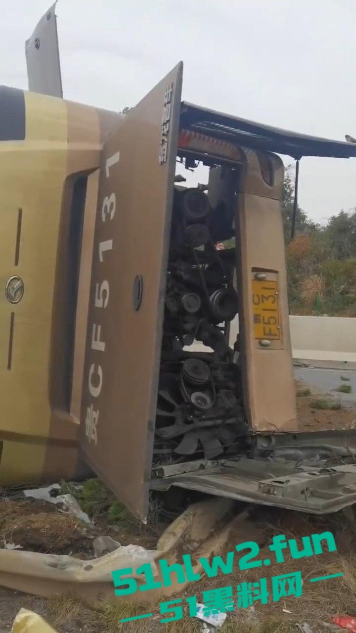 江西新余大巴司机神操作，低头摸东西，方向盘当摆设，乘客免费体验甩干模式，整车人陪他玩命！-6