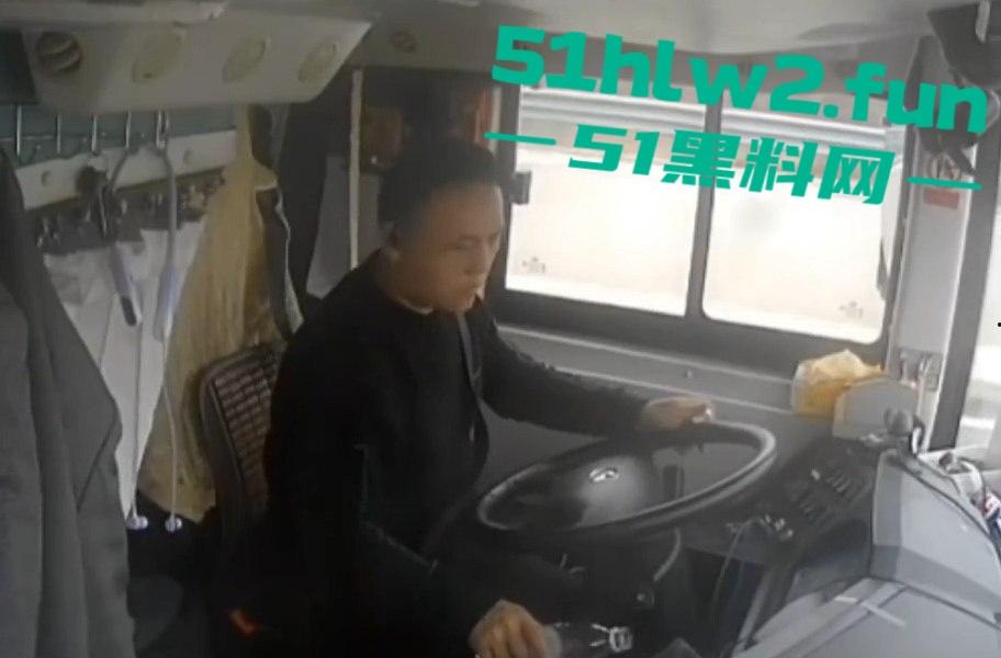 江西新余大巴司机神操作，低头摸东西，方向盘当摆设，乘客免费体验甩干模式，整车人陪他玩命！-8