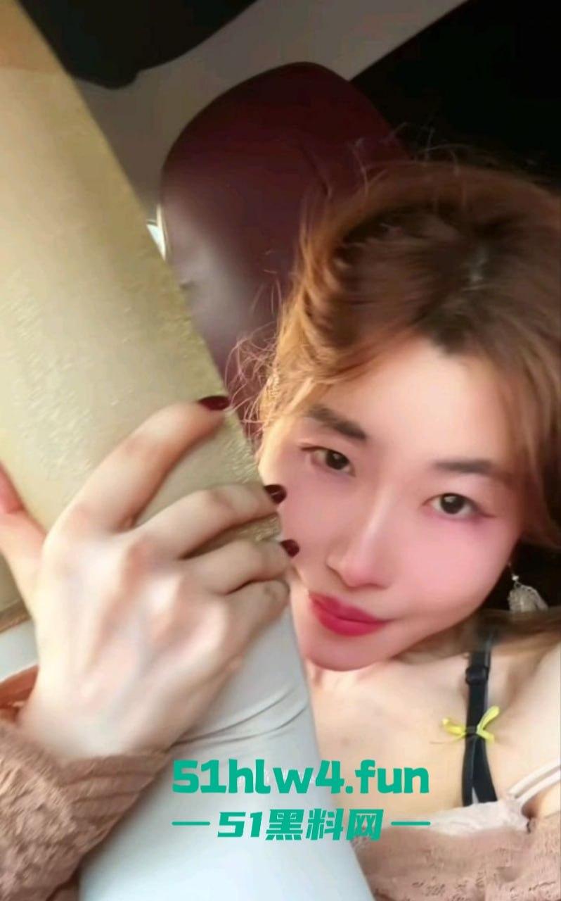 抖音150W粉丝网红【烟火iris】性爱视频流出，一脸潮红勾人心魄巨乳肥臀骑乘榨精！-1