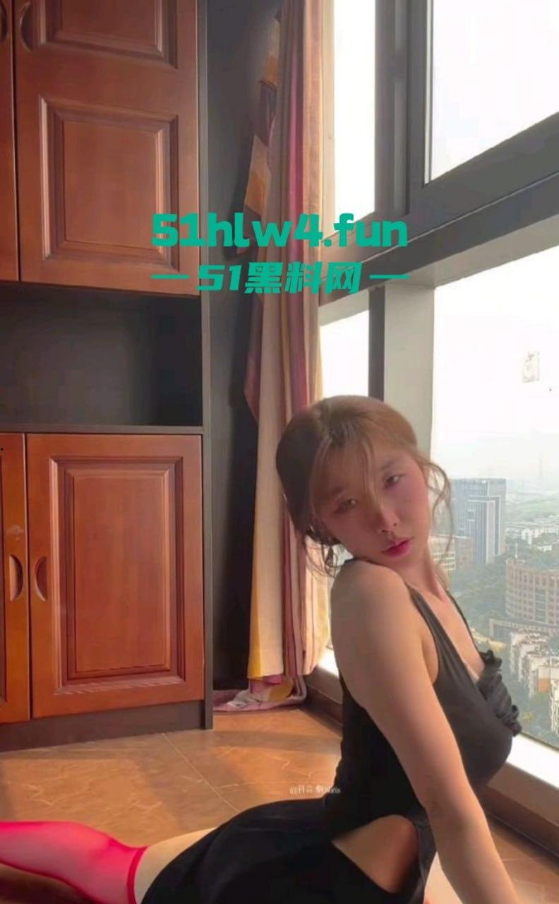 抖音150W粉丝网红【烟火iris】性爱视频流出，一脸潮红勾人心魄巨乳肥臀骑乘榨精！-2