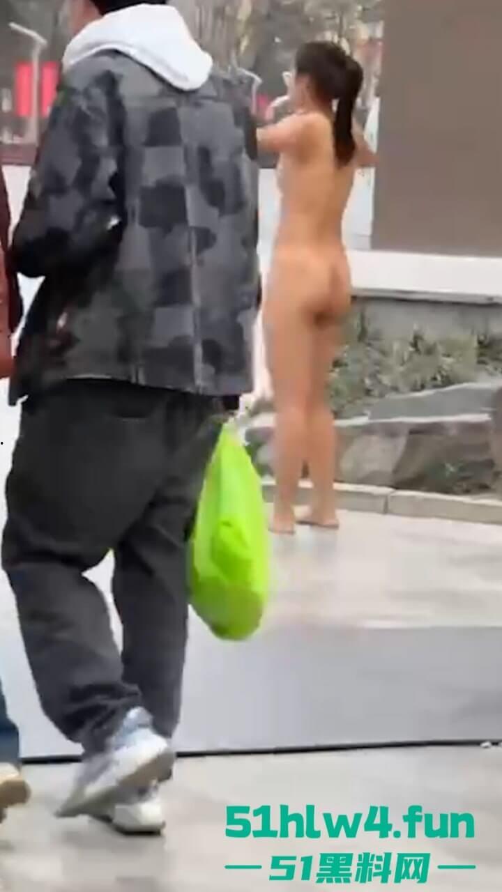 河北一小区路边惊现裸奔女，一丝不挂露奶露逼勇气可嘉，真实小母狗出来执行主人的任务。-1