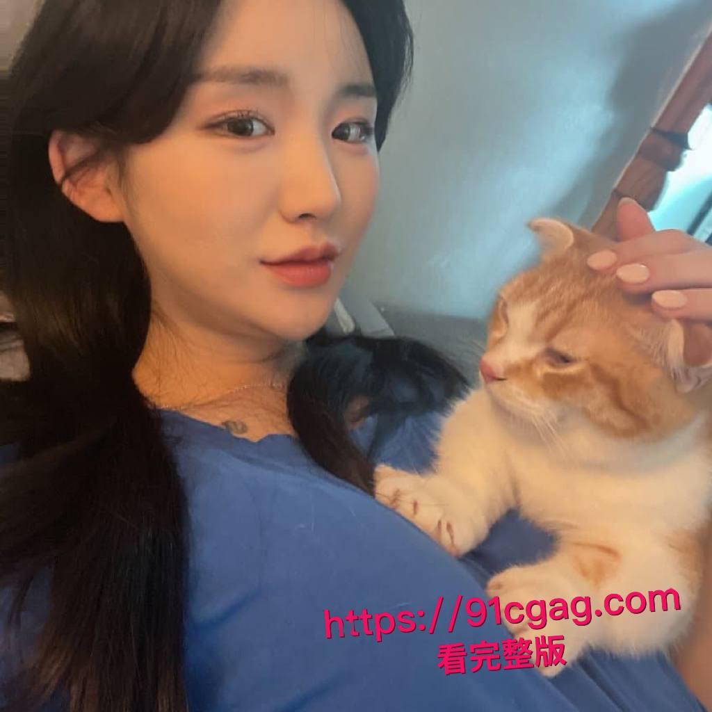 韩国小骚货安在英街头掀裙露逼撩人，酒店被欧巴大鸡巴无套后入干到喷水，口爆颜射后舔净精液的浪荡一夜-4