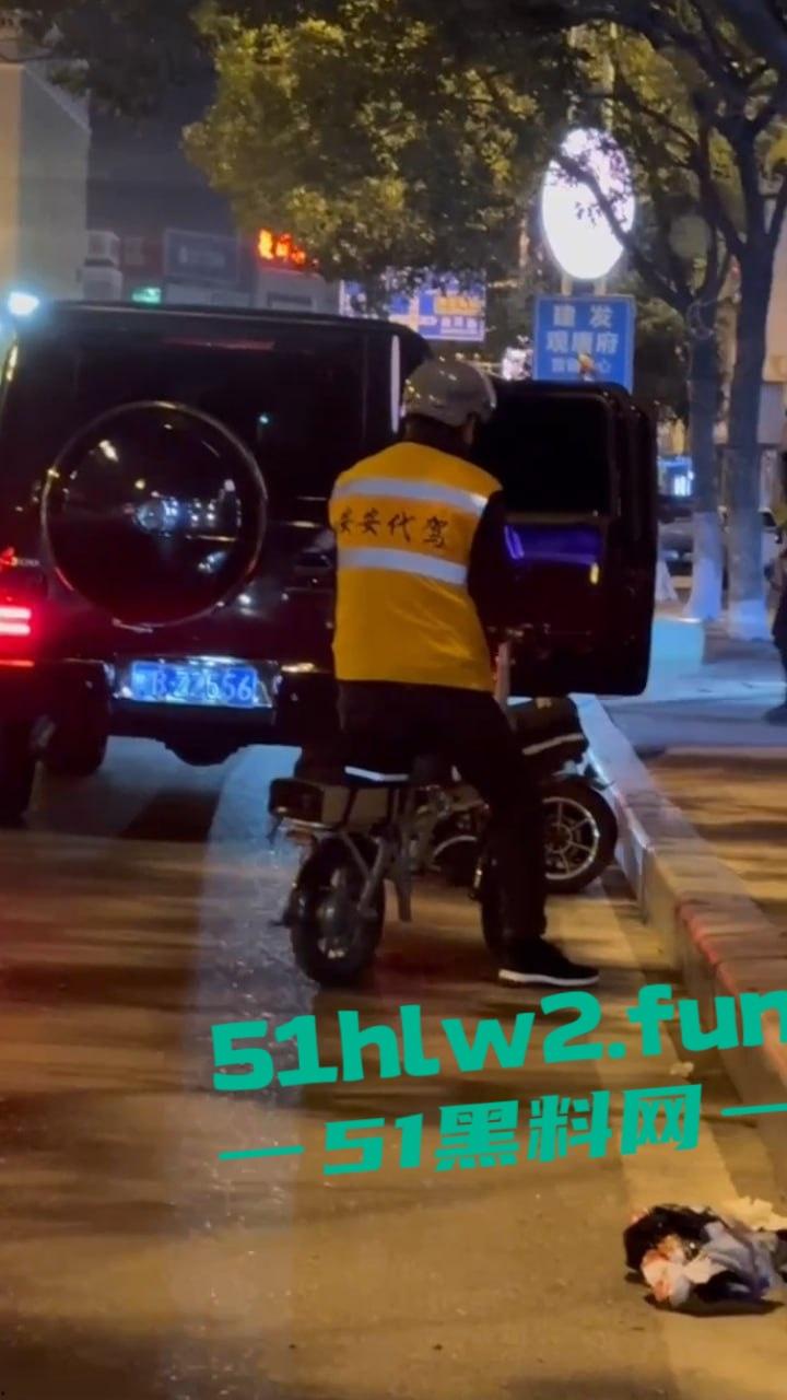 福建莆田精神小伙当街暴打代驾，只因女友露腿男子怀疑代驾司机看了女友腿，愤怒暴起殴打代驾司机。-5