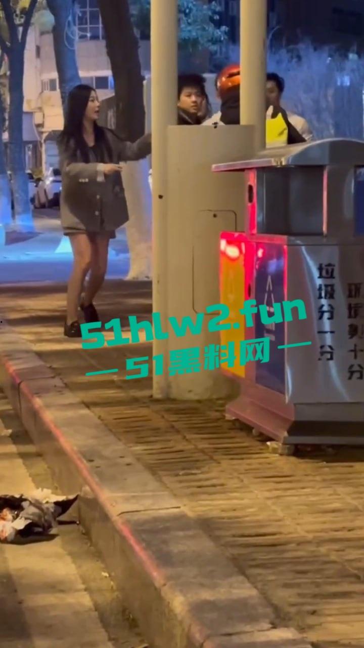 福建莆田精神小伙当街暴打代驾，只因女友露腿男子怀疑代驾司机看了女友腿，愤怒暴起殴打代驾司机。-7