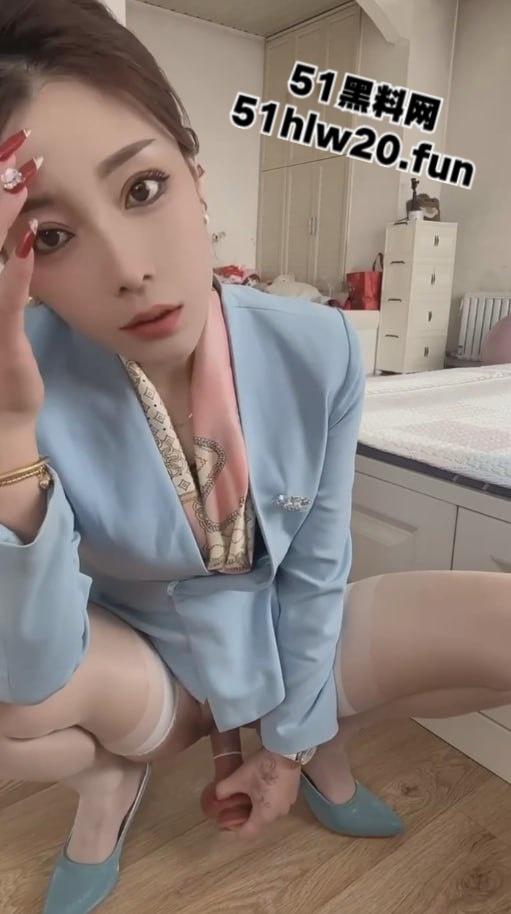 抖音30万粉网红【小梅】与榜一大哥激情裸聊，手拿假屌分腿插穴表情又骚又贱。-8