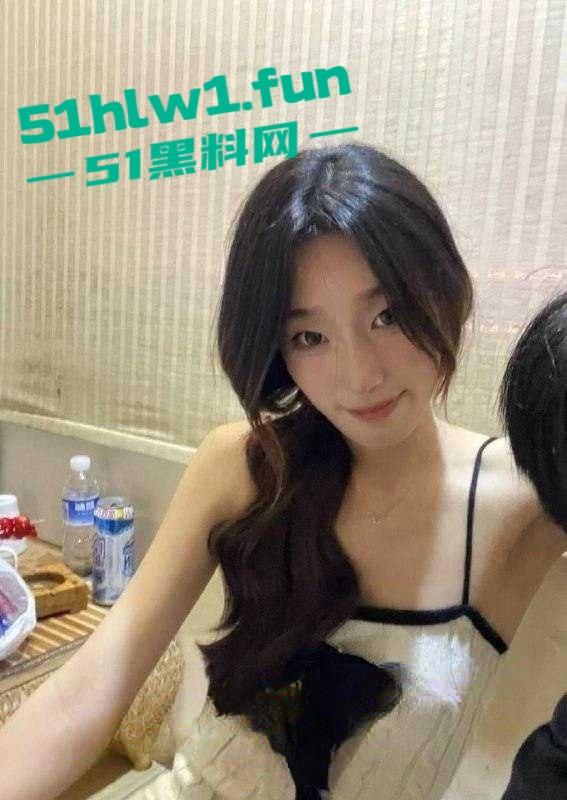 独家曝光！郑州职业技术学院【马玲玲】高颜值女校花，身穿情趣套装约炮视频。-1