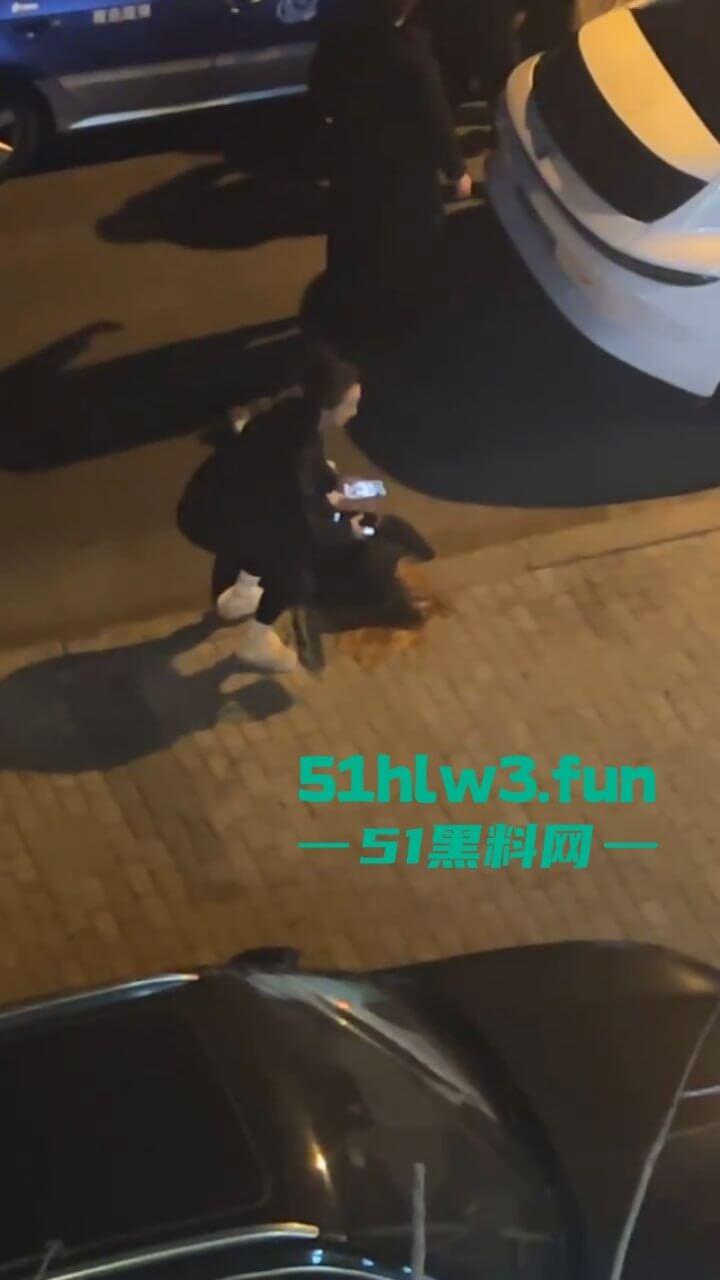 青岛嚣张小太妹醉酒打车辱骂司机被对方一拳KO，当场歇菜，实拍视频曝光！-2