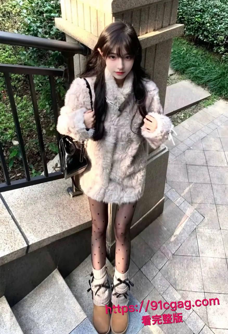 深圳龙岗区【陈泽欣】背着男友跟男闺蜜去喝酒 酒过三巡后被带到酒店爆操 3P 男闺蜜吃伟哥直接把骚逼干哭-12