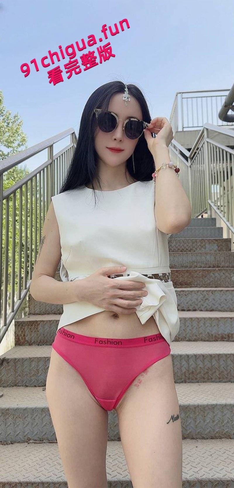 推特网红【西安大表姐】最新露出合集，餐厅商场天桥肆意露出狂欢自慰，淫荡表情反差到极致！-1