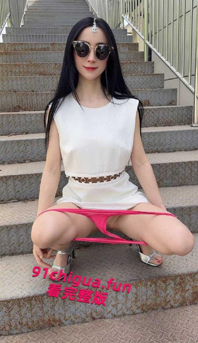 推特网红【西安大表姐】最新露出合集，餐厅商场天桥肆意露出狂欢自慰，淫荡表情反差到极致！-2