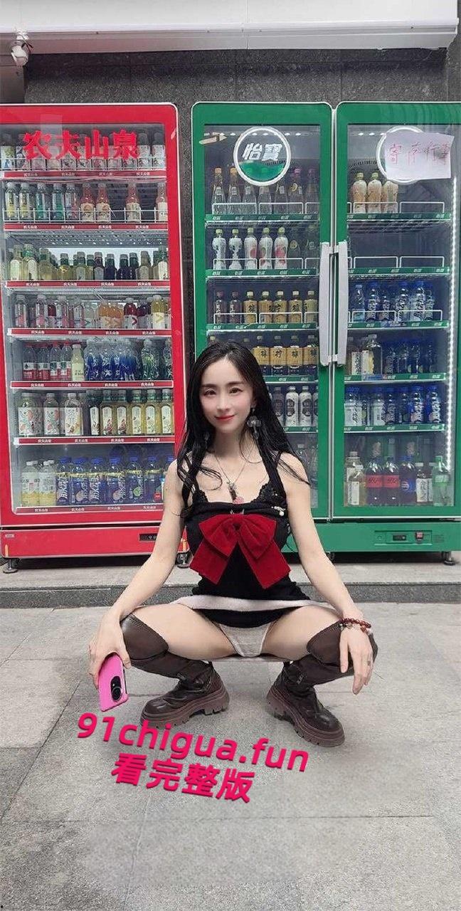 推特网红【西安大表姐】最新露出合集，餐厅商场天桥肆意露出狂欢自慰，淫荡表情反差到极致！-6