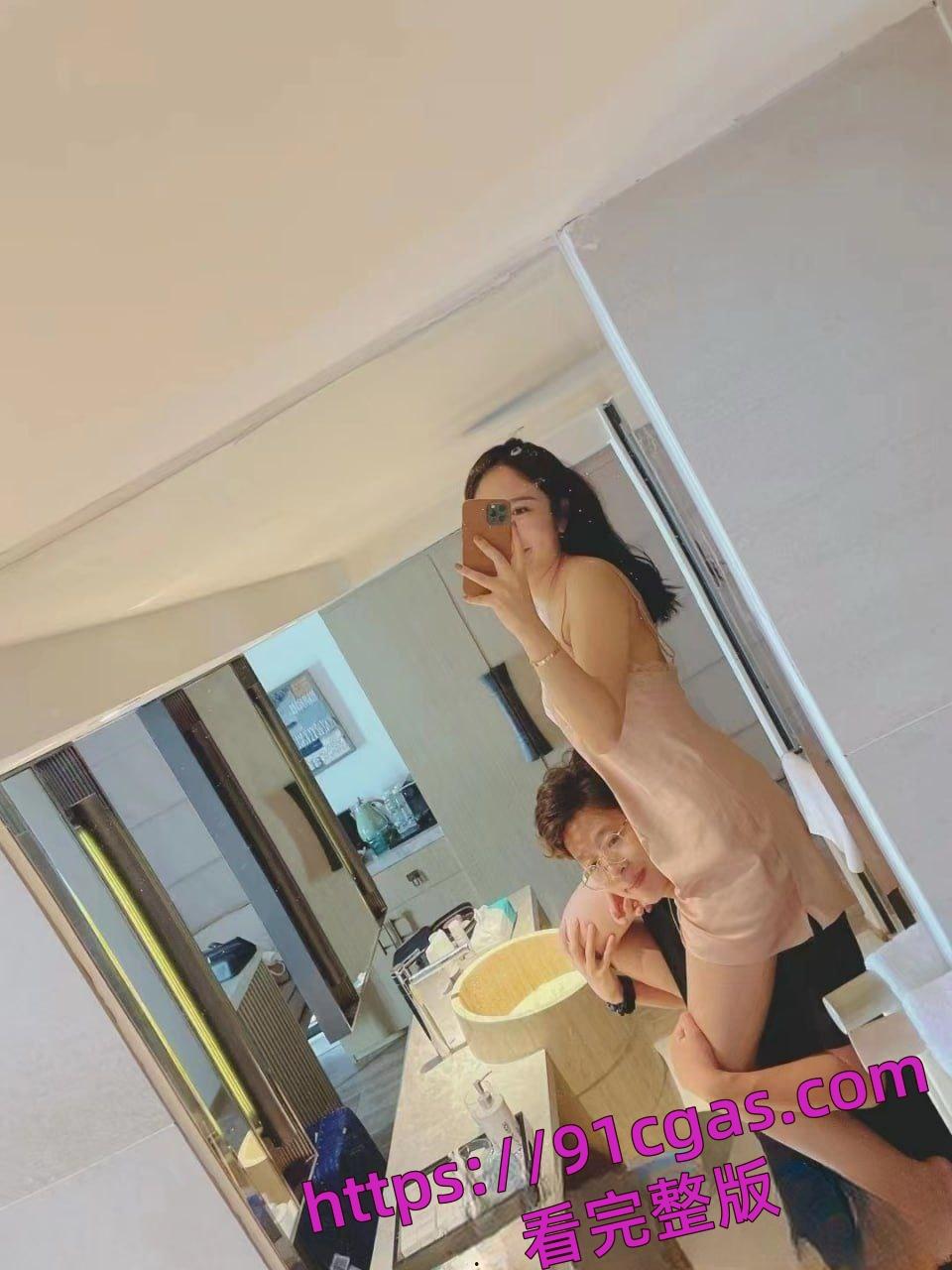 唐山玉田花店老板娘婚内出轨偷情约炮单身小伙子酒店做爱交踏两只船，还得是少妇玩的花-1