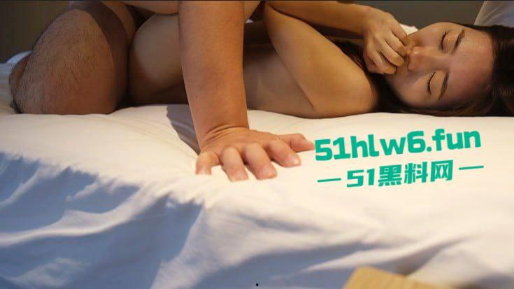 摄影老魔新作，套路单纯女大学生酒店约拍私房写真，加钱后主动脱光被摄影师潜规则无套内射。-7