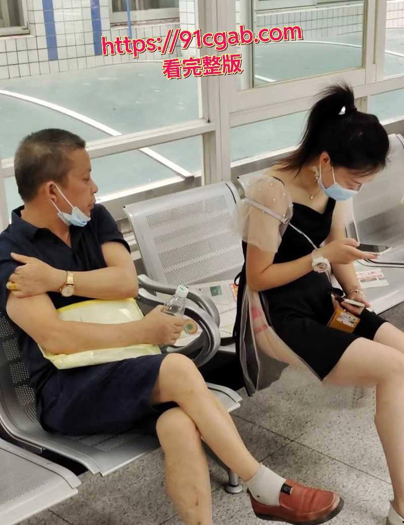 太拼了吧，淘宝情趣装店露小出，拍模特花絮视频直接整到大街上去了！ 旁边大爷都看呆了-4