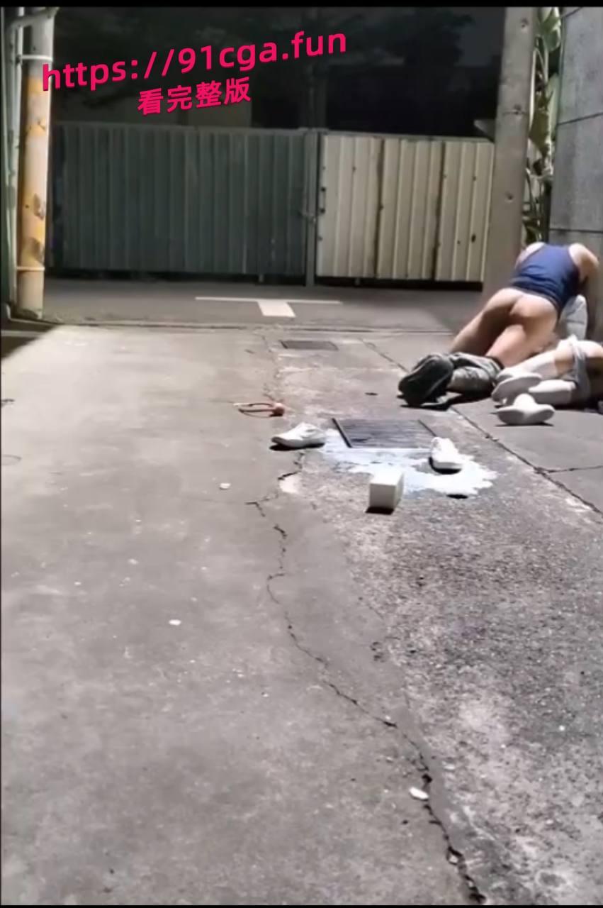 深夜JK妹子醉倒小巷内，被路过小哥实施“捡尸”-2