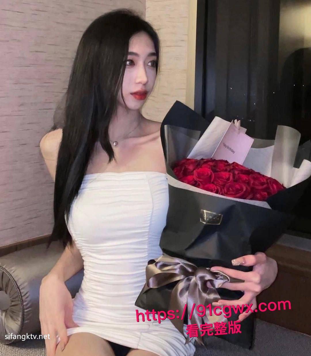 高颜值美女彻底堕落成尿壶母狗：跪地塑料瓶接男友热尿大口吞咽，舔鸡巴残汁还浪叫求尿灌骚逼！-5